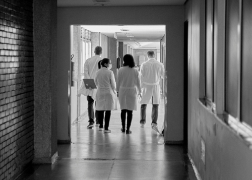 Médicos caminhando no Hospital de Clínicas da Unicamp