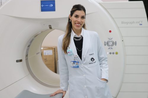 Foto da biomédica e coordenadora de pesquisa no Serviço de Medicina Nuclear do Hospital de Clínicas (HC) da Unicamp, Natália Tobar Toledo Prudente da Silva