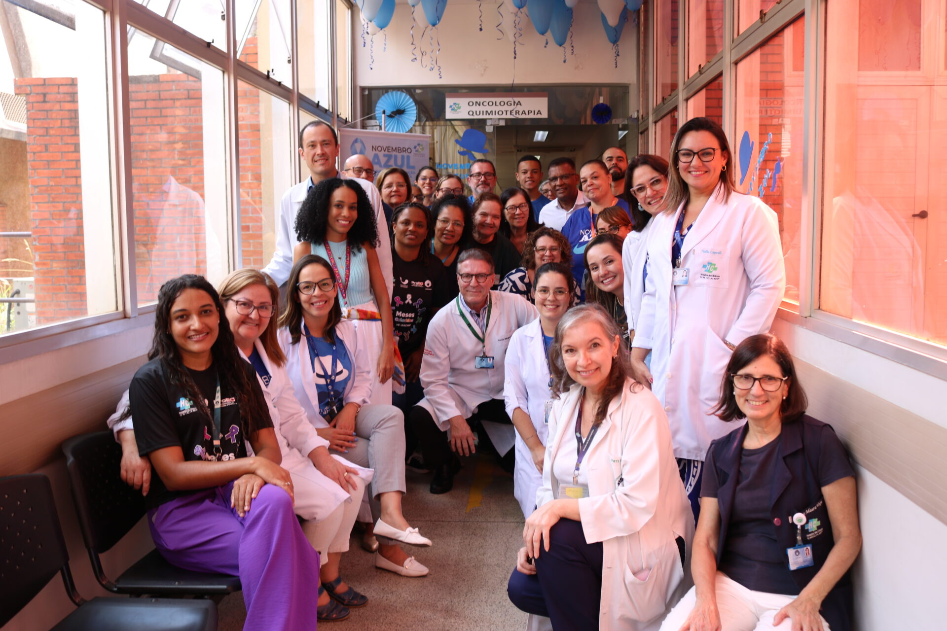 Ação Meses Coloridos no ambulatório de oncologia durante o Novembro Azul